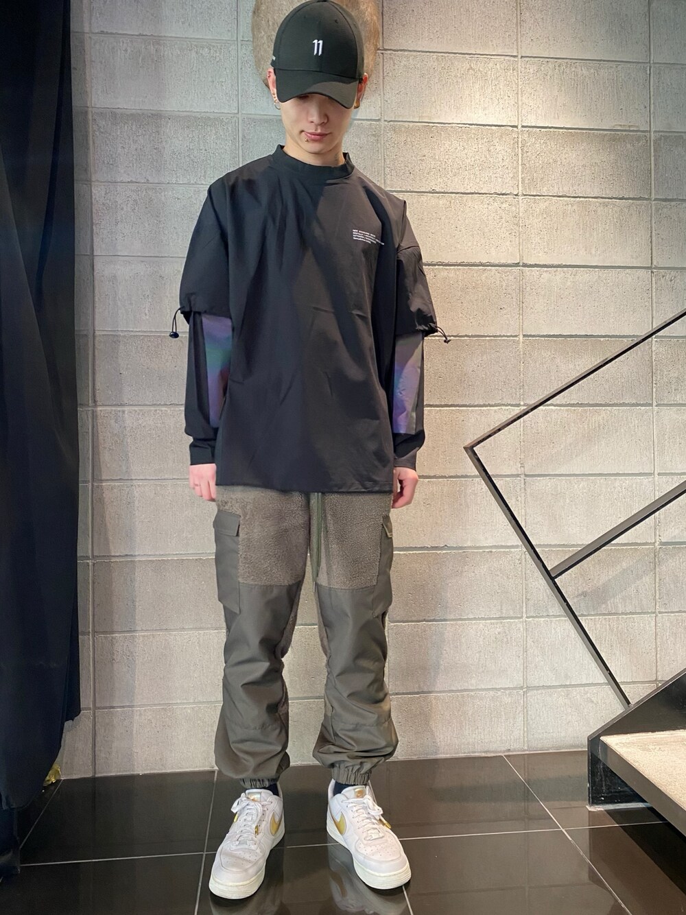 「スニーカー、NIKE、オーバーサイズ、スニーカーコーデ、Danke schon、カーゴパンツ、AIR FORCE 1、11by boris bidjan saberi、KaneZ、ナイロンパンツ」｜「KaneZのkaneZ/ケインズ/Russian Army NylonPants（その他パンツ、グリーン系）」を使った、𝐊𝐚𝐢𝐭𝐨さん（メンズ・180cm）の冬コーディネートの1枚目の写真