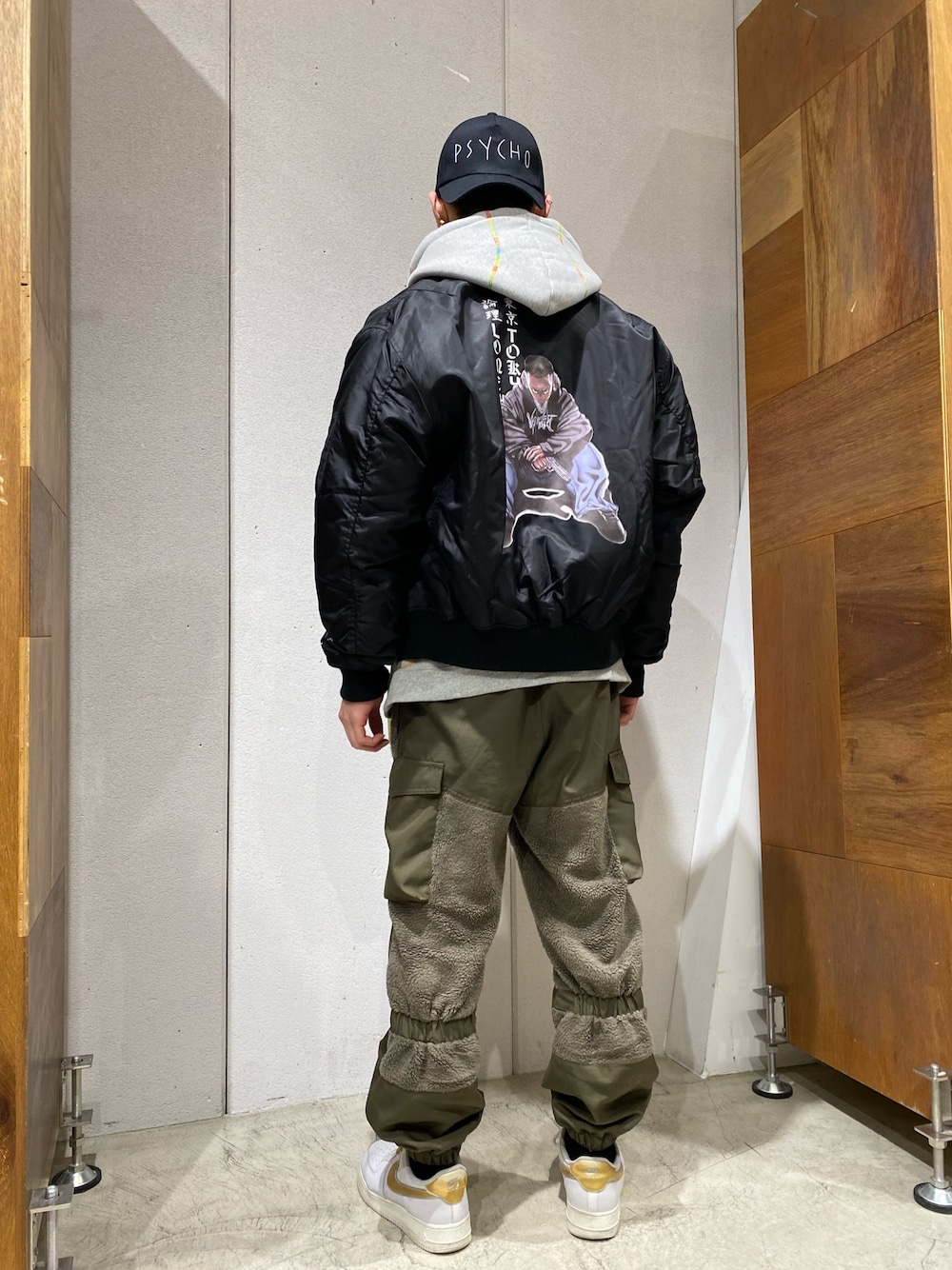 「スニーカー、NIKE、MA-1、オーバーサイズ、スニーカーコーデ、カーゴパンツ、KaneZ、ナイロンパンツ、AZS、LONELY 論理」｜「L.H.PのKaneZ/ケインズ/ Russian Army Nylon Pants（その他パンツ、グリーン系）」を使った、𝐊𝐚𝐢𝐭𝐨さん（メンズ・180cm）の冬コーディネートの1枚目の写真