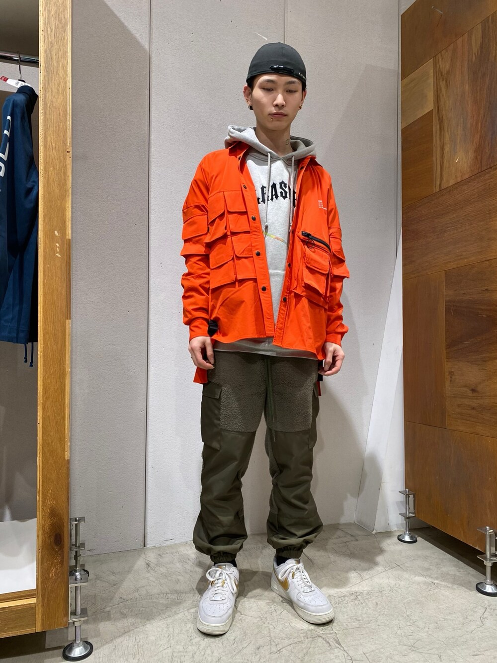 「NIKE、オレンジ、カーキ、Danke schon、カーゴパンツ、11by boris bidjan saberi、KaneZ、ナイロンパンツ、ナイロンシャツ、pleasures」｜「PLEASURESのPLEASURES/プレジャーズ/Destroyer Contrast Hoodie（パーカー、グレー系）」を使った、𝐊𝐚𝐢𝐭𝐨さん（メンズ・180cm）の冬コーディネートの1枚目の写真