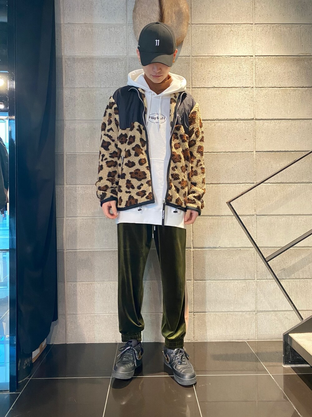 「11by boris bidjan saberi、PALM ANGELS、flagstuff、NIKE、ボアジャケット、パーカー、ベロアパンツ、スニーカー、ストリート、ブラウン」｜「FLAGSTUFFのアイテム（パーカー、ホワイト系）」を使った、𝐊𝐚𝐢𝐭𝐨さん（メンズ・180cm）の冬コーディネートの1枚目の写真