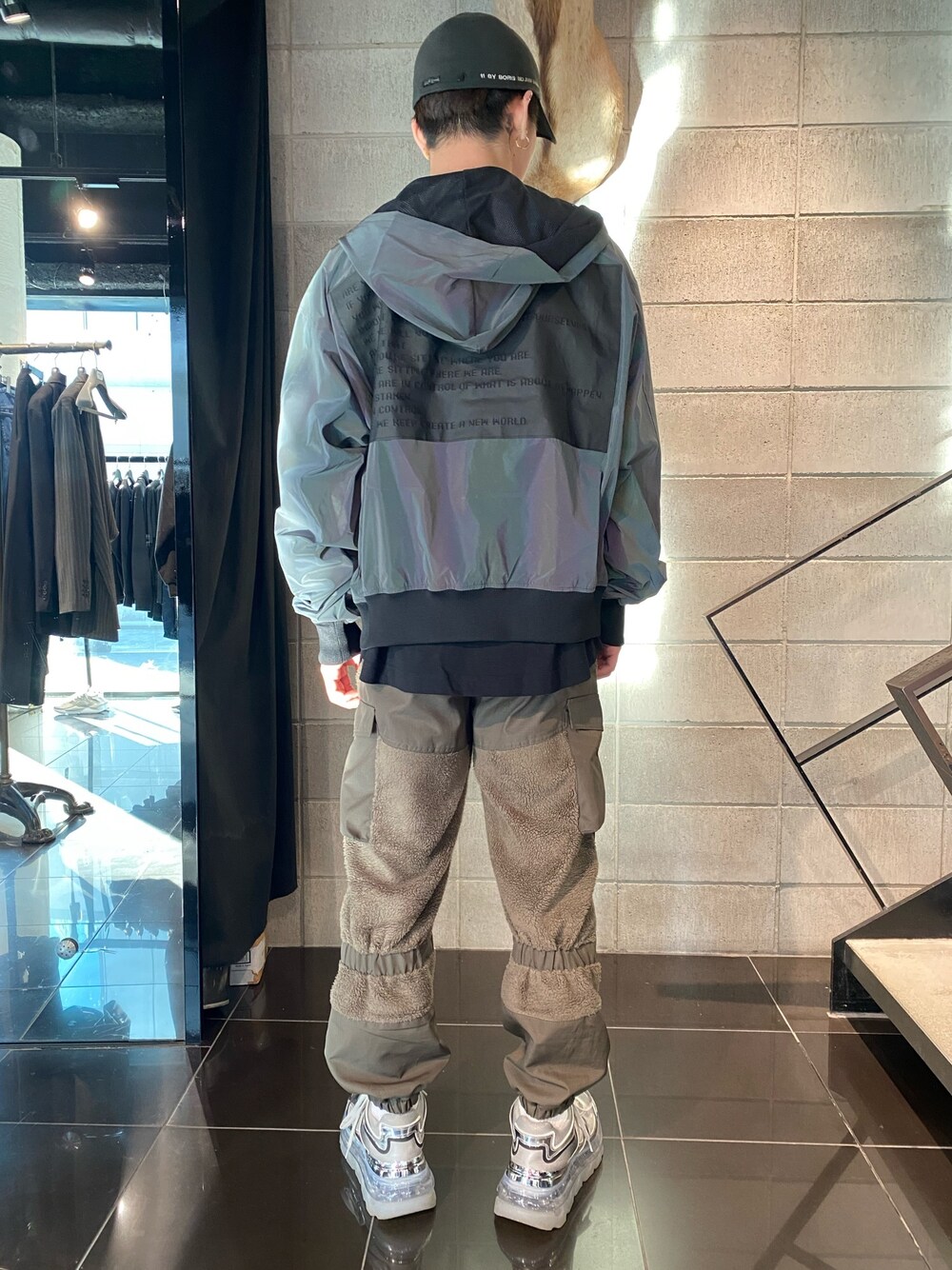 「スニーカー、シルバー、カーキ、Danke schon、カーゴパンツ、ナイロンパーカー、11by boris bidjan saberi、KaneZ、ナイロンパンツ、SHOES53045」｜「11 by Boris Bidjan Saberi のアイテム（キャップ、グレー系）」を使った、𝐊𝐚𝐢𝐭𝐨さん（メンズ・180cm）の冬コーディネートの1枚目の写真