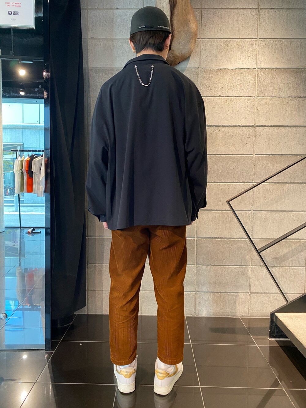 ブラック系のシャツ/ブラウス、ブラック系のシャツ/ブラウスを着用したメンズの春コーディネートの1枚目の写真