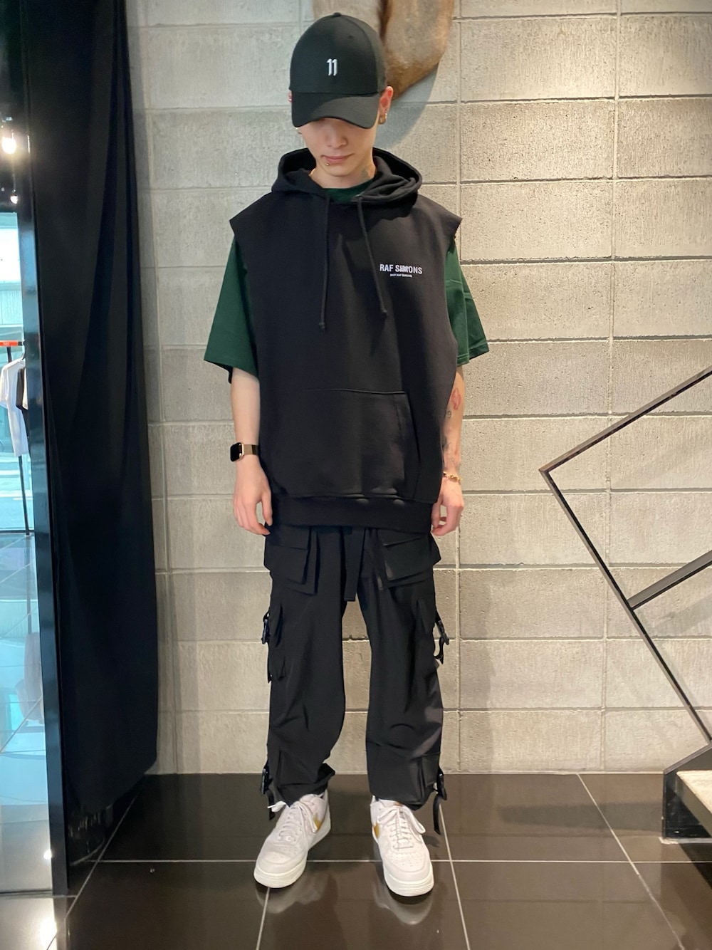 「スニーカー、NIKE、ブラック、グリーン、Danke schon、カーゴパンツ、11by boris bidjan saberi、ノースリーブパーカー、WHITELAND BLACKBURN、masternumber」｜「MASTER NUMBERのアイテム（パーカー、ブラック系）」を使った、𝐊𝐚𝐢𝐭𝐨さん（メンズ・180cm）の春コーディネートの1枚目の写真