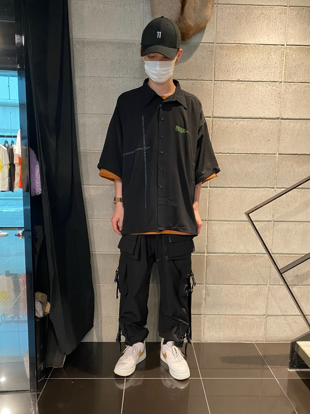 ブラック系のその他パンツ、ブラック系のシャツ/ブラウス、ブラック系のカーゴパンツを着用したメンズの夏コーディネートの1枚目の写真
