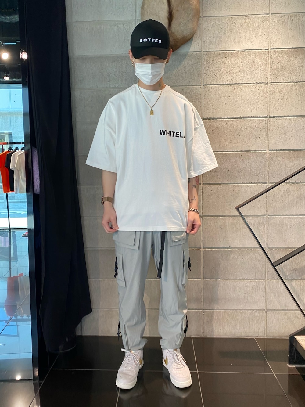 「スニーカー、NIKE、Danke schon、カーゴパンツ、ナイロンパンツ、NIKE AIR FORCE、WHITELAND BLACKBURN、オーバーＴシャツ、whiteland、BOTTER」｜「WHITELANDのWHITELAND/ホワイトランド/ビッグロゴオーバーサイズTシャツ（Tシャツ/カットソー、ホワイト系）」を使った、𝐊𝐚𝐢𝐭𝐨さん（メンズ・180cm）の夏コーディネートの1枚目の写真