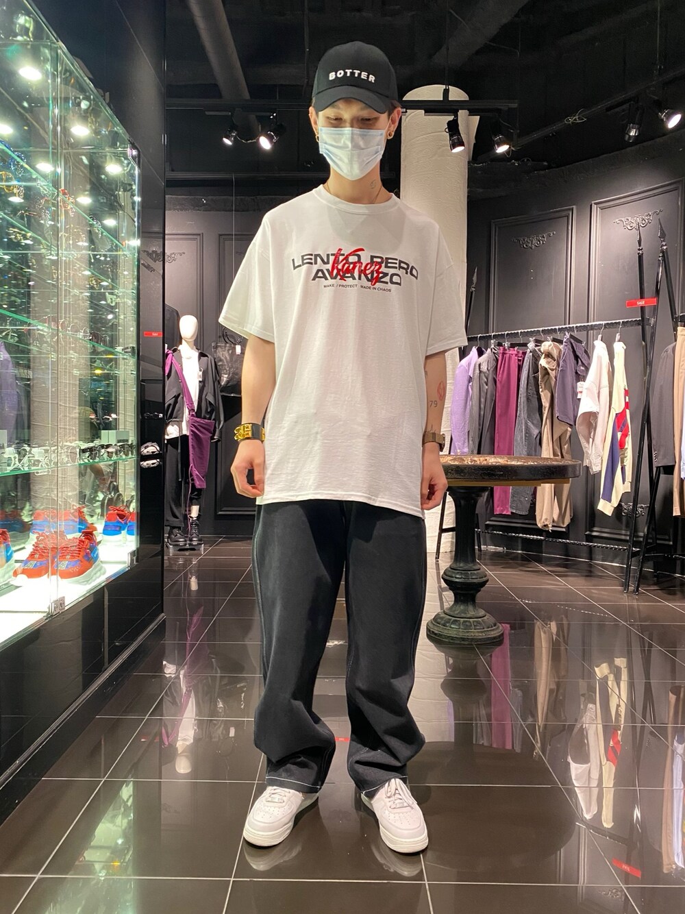 「スニーカー、NIKE、オーバーサイズ、スニーカーコーデ、コットンパンツ、KaneZ、whiteland、kaneztokyo、BOTTER」｜「KaneZのKaneZ/ケインズ/L.P.A.KANEZ TEE/ロゴグラフィックTシャツ（Tシャツ/カットソー、ホワイト系）」を使った、𝐊𝐚𝐢𝐭𝐨さん（メンズ・180cm）の夏コーディネートの1枚目の写真