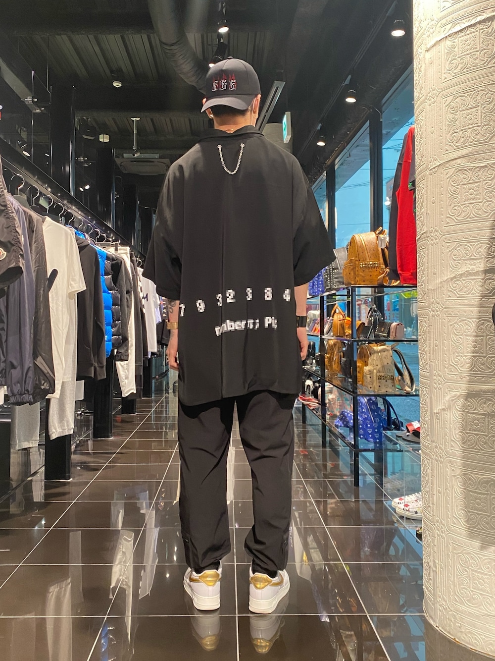 「スニーカー、オーバーサイズ、Danke schon、カーゴパンツ、シャツスタイル、キャップ後ろかぶり、ナイロンパンツ、AZS、オーバーシャツ、AZStokyo」｜「AZS TOKYOのAZS TOKYO/アザストーキョー/666（キャップ、ブラック系）」を使った、𝐊𝐚𝐢𝐭𝐨さん（メンズ・180cm）の夏コーディネートの1枚目の写真
