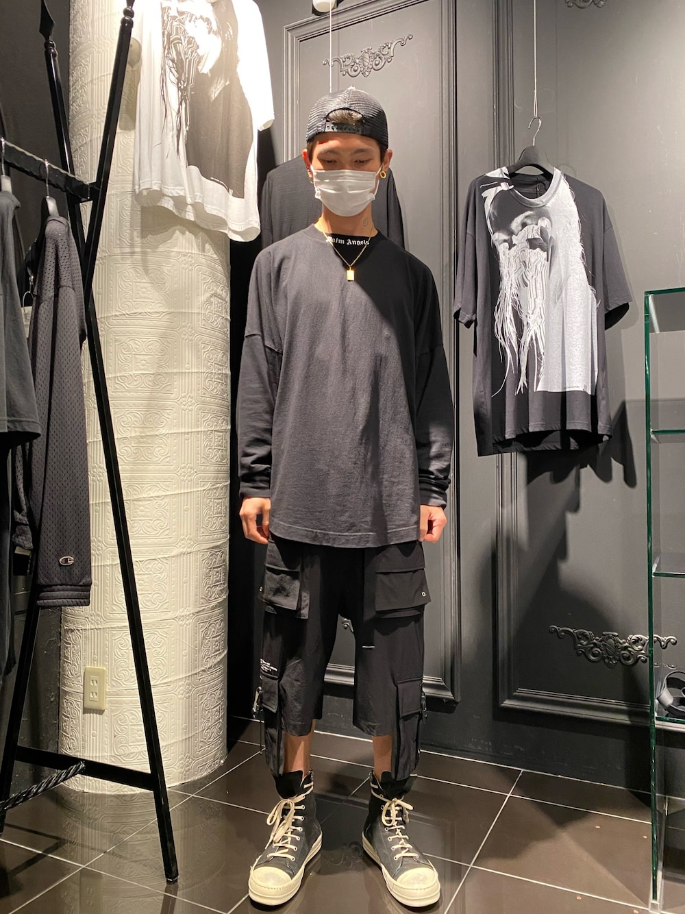 ブラック系のTシャツ/カットソー、ホワイト系のその他パンツ、ブラック系のスニーカーを着用したメンズの夏コーディネートの1枚目の写真