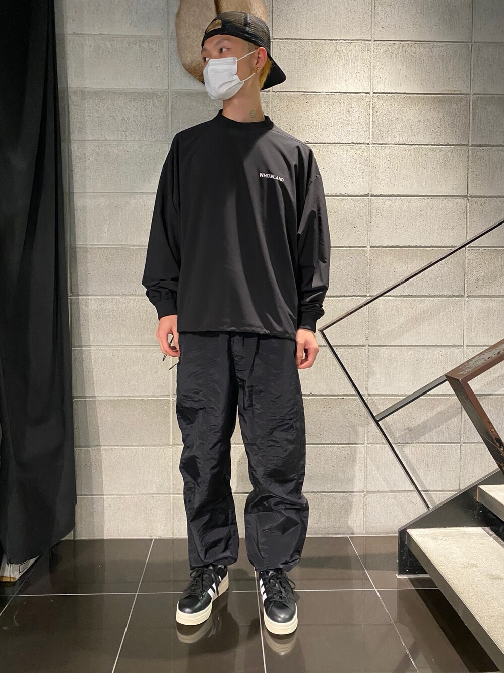 ブラック系のTシャツ/カットソー、ブラック系のパンツ、ブラック系のスニーカーを着用したメンズの夏コーディネートの1枚目の写真