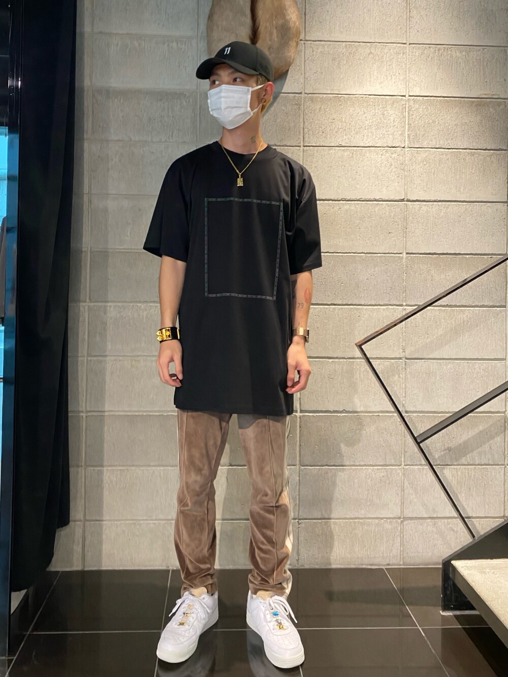 ブラック系のTシャツ/カットソー、ブラウン系のパンツ、ブラック系のTシャツ/カットソーを着用したメンズの夏コーディネートの1枚目の写真