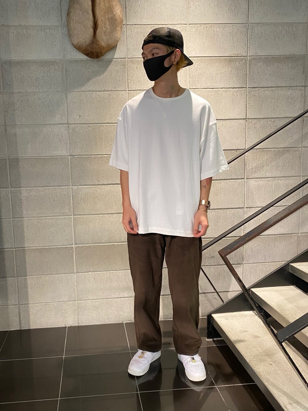 ホワイト系のTシャツ/カットソー、ブラウン系のその他パンツ、ホワイト系のTシャツ/カットソーを着用したメンズの秋コーディネートの1枚目の写真