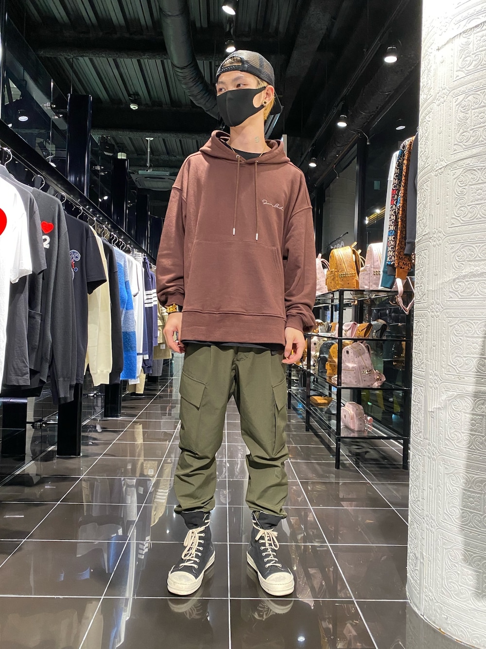 ブラウン系のパーカー、ブラック系のスニーカー、ブラウン系のパーカーを着用したメンズの秋コーディネートの1枚目の写真