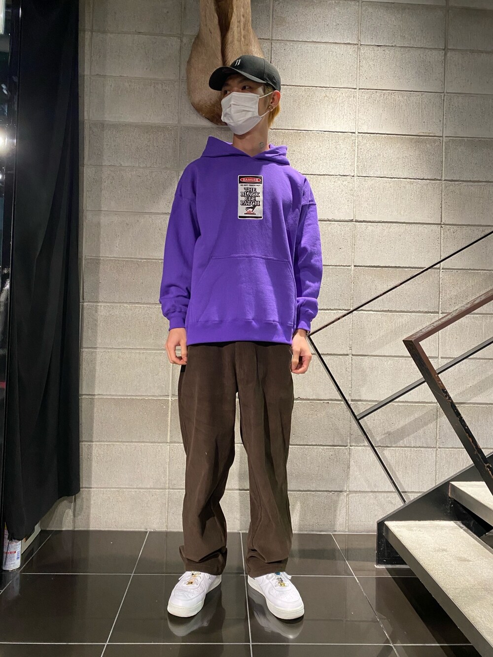 「11by boris bidjan saberi、black eye patch、WHITELAND BLACKBURN、パープル、ブラウン、コーディロイパンツ、オーバーサイズパーカー、キャップ、スニーカー、スニーカーコーデ」｜「WHITELANDのWHITELAND/ホワイトランド/CORDUROY WIDE PANTS/コーデュロイワイドパンツ（その他パンツ、ブラウン系）」を使った、𝐊𝐚𝐢𝐭𝐨さん（メンズ・180cm）の秋コーディネートの1枚目の写真