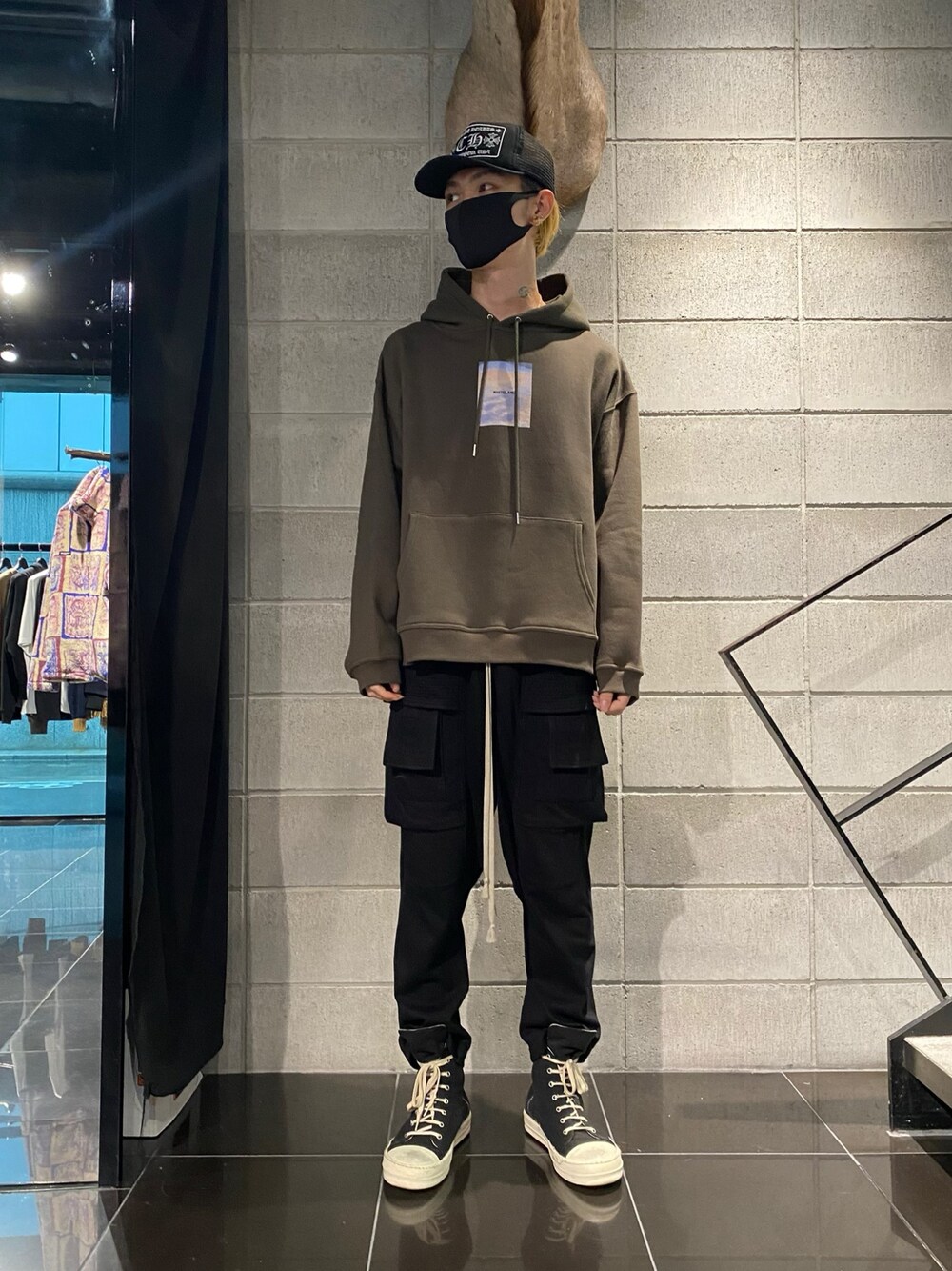 「キャップ、drkshdw、オーバーサイズ、カーゴパンツ、ハイカットスニーカー、RICK OWENS、WHITELAND BLACKBURN、DRKSHDW by Rick Owens、カーキパーカー、オーバーパーカー」｜「WHITELANDのWHITELAND/ホワイトランド/Photo Hoodie（パーカー、グリーン系）」を使った、𝐊𝐚𝐢𝐭𝐨さん（メンズ・180cm）の秋コーディネートの1枚目の写真