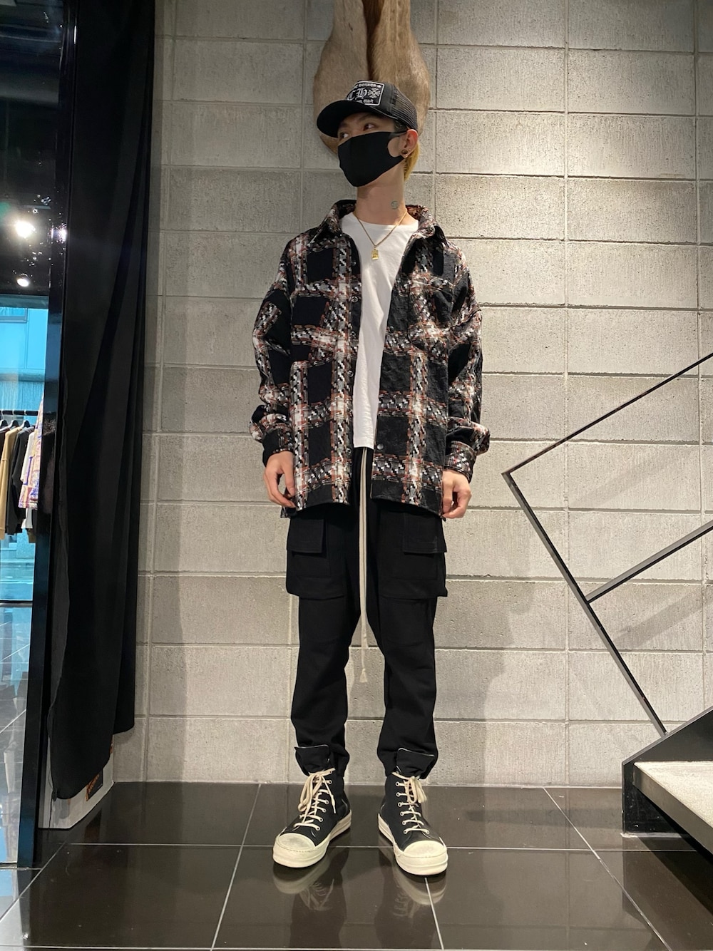 「柄シャツ、THOMBROWNE、drkshdw、Danke schon、カーゴパンツ、ハイカットスニーカー、RICK OWENS、ラモーンズ、オーバーシャツ、DRKSHDW by Rick Owens」｜「THOM BROWNEのアイテム（Tシャツ/カットソー、ホワイト系）」を使った、𝐊𝐚𝐢𝐭𝐨さん（メンズ・180cm）の秋コーディネートの1枚目の写真