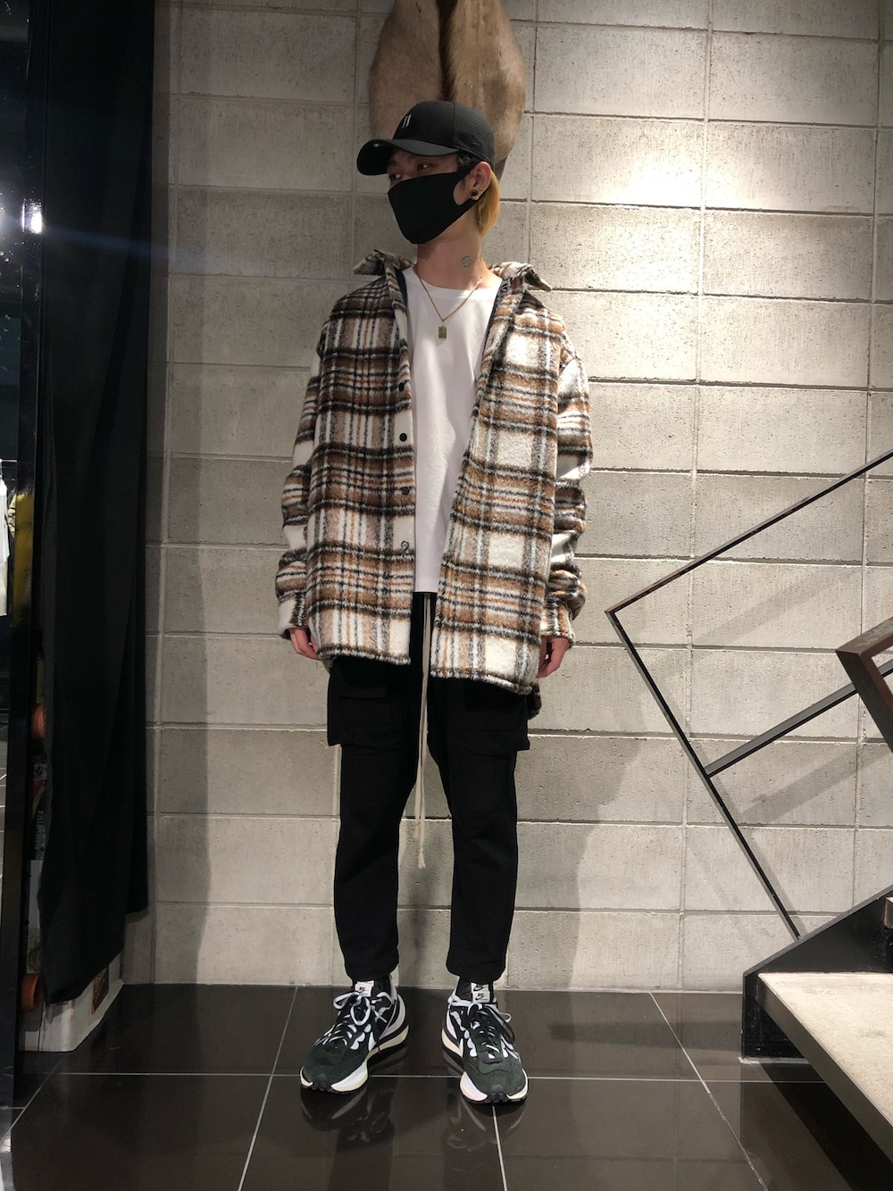「スウェットパンツ、NIKE、チェックシャツ、THOMBROWNE、drkshdw、Danke schon、カーゴパンツ、11by boris bidjan saberi、オーバーシャツ、DRKSHDW by Rick Owens」｜「THOM BROWNEのアイテム（Tシャツ/カットソー、ホワイト系）」を使った、𝐊𝐚𝐢𝐭𝐨さん（メンズ・180cm）の秋コーディネートの1枚目の写真