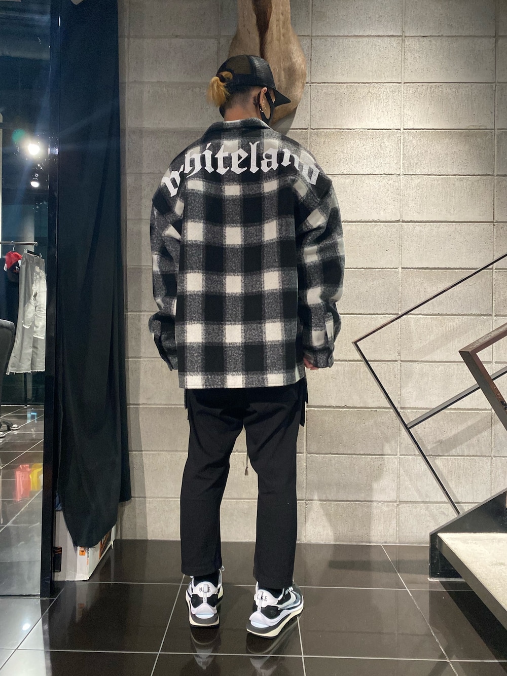 「スウェットパンツ、スニーカー、チェックシャツ、スニーカーコーデ、カーゴパンツ、秋コーデ、モノクロコーデ、オーバーシャツ、DRKSHDW by Rick Owens、whiteland」｜「WHITELANDのWHITELAND/ホワイトランド/ロゴプリントチェックシャツ（シャツ/ブラウス、ブラック系）」を使った、𝐊𝐚𝐢𝐭𝐨さん（メンズ・180cm）の秋コーディネートの1枚目の写真