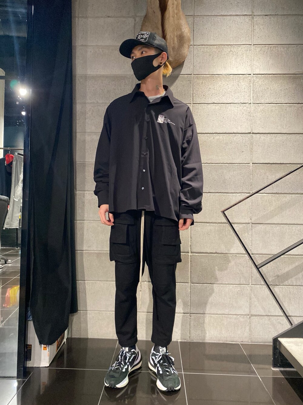 「NIKE、ブラック、ブラックコーデ、Danke schon、カーゴパンツ、シャツスタイル、ナイロンパンツ、秋コーデ、オーバーシャツ、DRKSHDW by Rick Owens」｜「DANKE SCHONのDankeSchon/ダンケシェーン/INVERSION CHAIN SHIRTS（シャツ/ブラウス、ブラック系）」を使った、𝐊𝐚𝐢𝐭𝐨さん（メンズ・180cm）の秋コーディネートの1枚目の写真