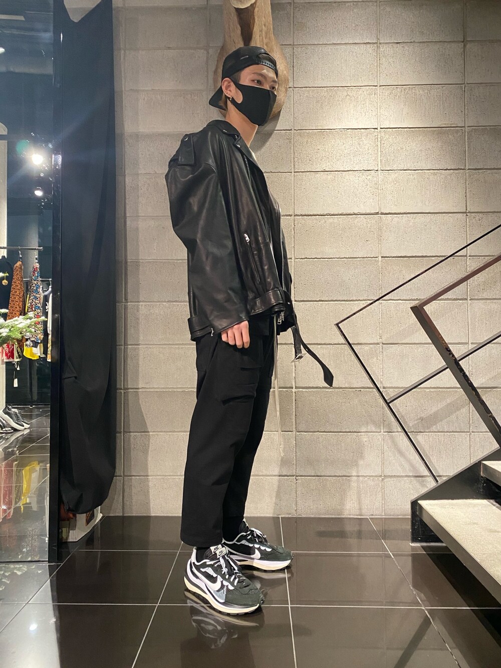 「スウェットパンツ、スニーカー、NIKE、レザージャケット、ライダースジャケット、drkshdw、カーゴパンツ、カジュアルコーデ、WHITELAND BLACKBURN、DRKSHDW by Rick Owens」｜「WHITELANDのWHITELAND/ホワイトランド/ビッグライダース（ライダースジャケット、ブラック系）」を使った、𝐊𝐚𝐢𝐭𝐨さん（メンズ・180cm）の冬コーディネートの1枚目の写真