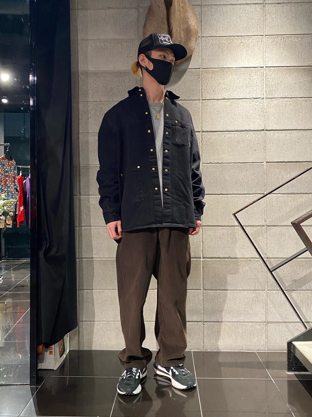 「スニーカー、NIKE、デニムジャケット、キャップ、コーディロイパンツ、スニーカーコーデ、Chrome Hearts、WHITELAND BLACKBURN、sacai×nike、TOMWOOD」｜「TOM WOODのアイテム（デニムジャケット、ブラック系）」を使った、𝐊𝐚𝐢𝐭𝐨さん（メンズ・180cm）の冬コーディネートの1枚目の写真