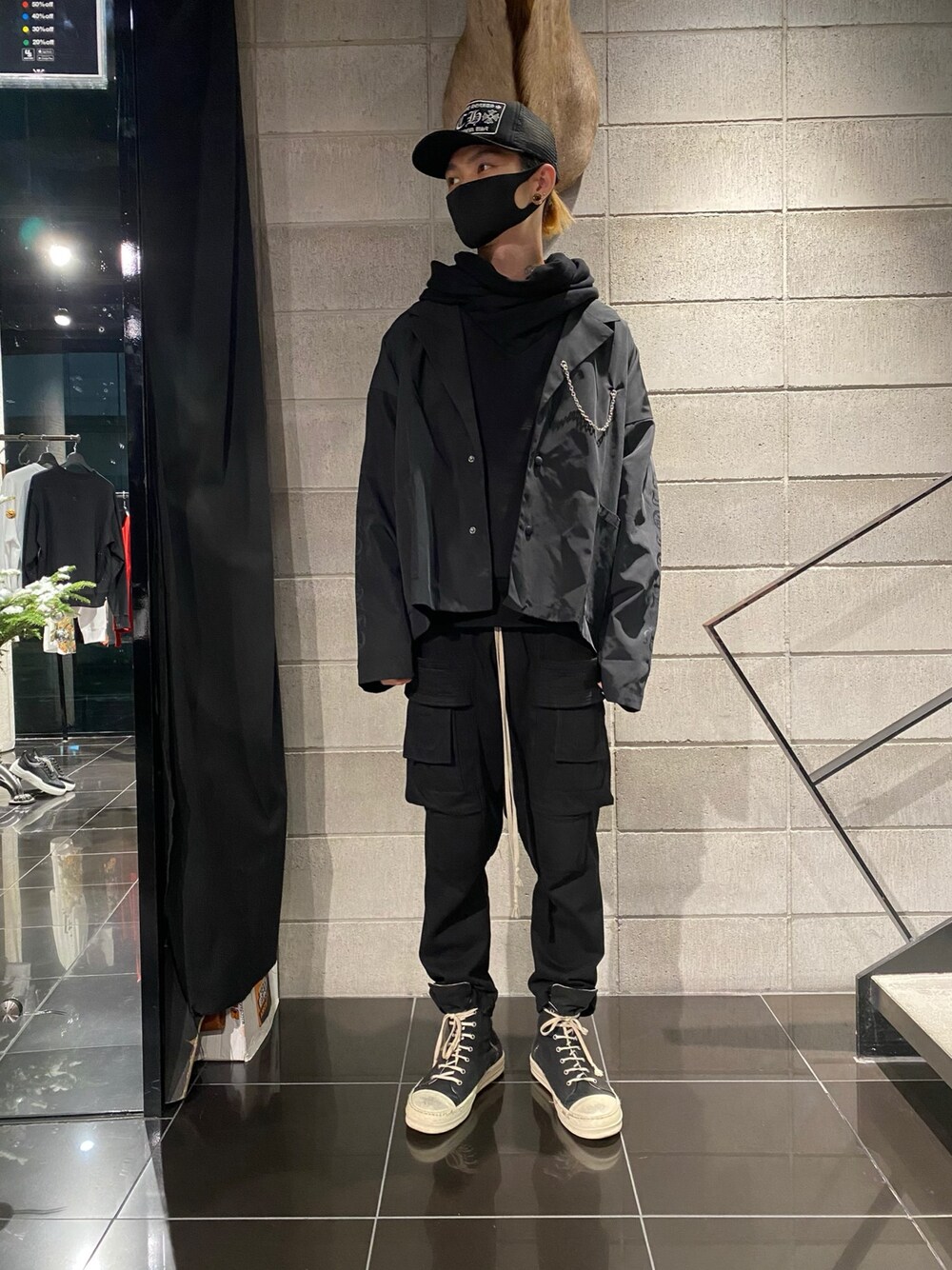 「スウェットパンツ、スニーカー、テーラードジャケット、drkshdw、Danke schon、カーゴパンツ、ナイロンジャケット、ハイカットスニーカー、JULIUS、DRKSHDW by Rick Owens」｜「DANKE SCHONのDankeSchon/ダンケシェーン/TWILL CHAIN JACKET/ツイルチェーンジャケット（テーラードジャケット、ブラック系）」を使った、𝐊𝐚𝐢𝐭𝐨さん（メンズ・180cm）の冬コーディネートの1枚目の写真