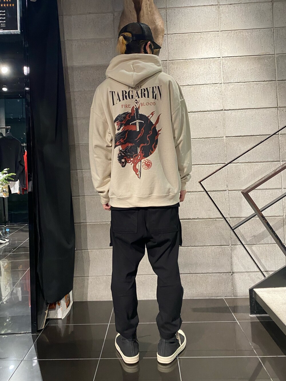 「ブラック、ベージュ、ストリート、drkshdw、オーバーサイズ、カーゴパンツ、WHITELAND BLACKBURN、DRKSHDW by Rick Owens、オーバーサイズパーカー、whiteland」｜「WHITELANDのWHITELAND/ホワイトランド/GameofThrones(GOT)Targaryenパーカー（パーカー、ベージュ系）」を使った、𝐊𝐚𝐢𝐭𝐨さん（メンズ・180cm）の冬コーディネートの1枚目の写真