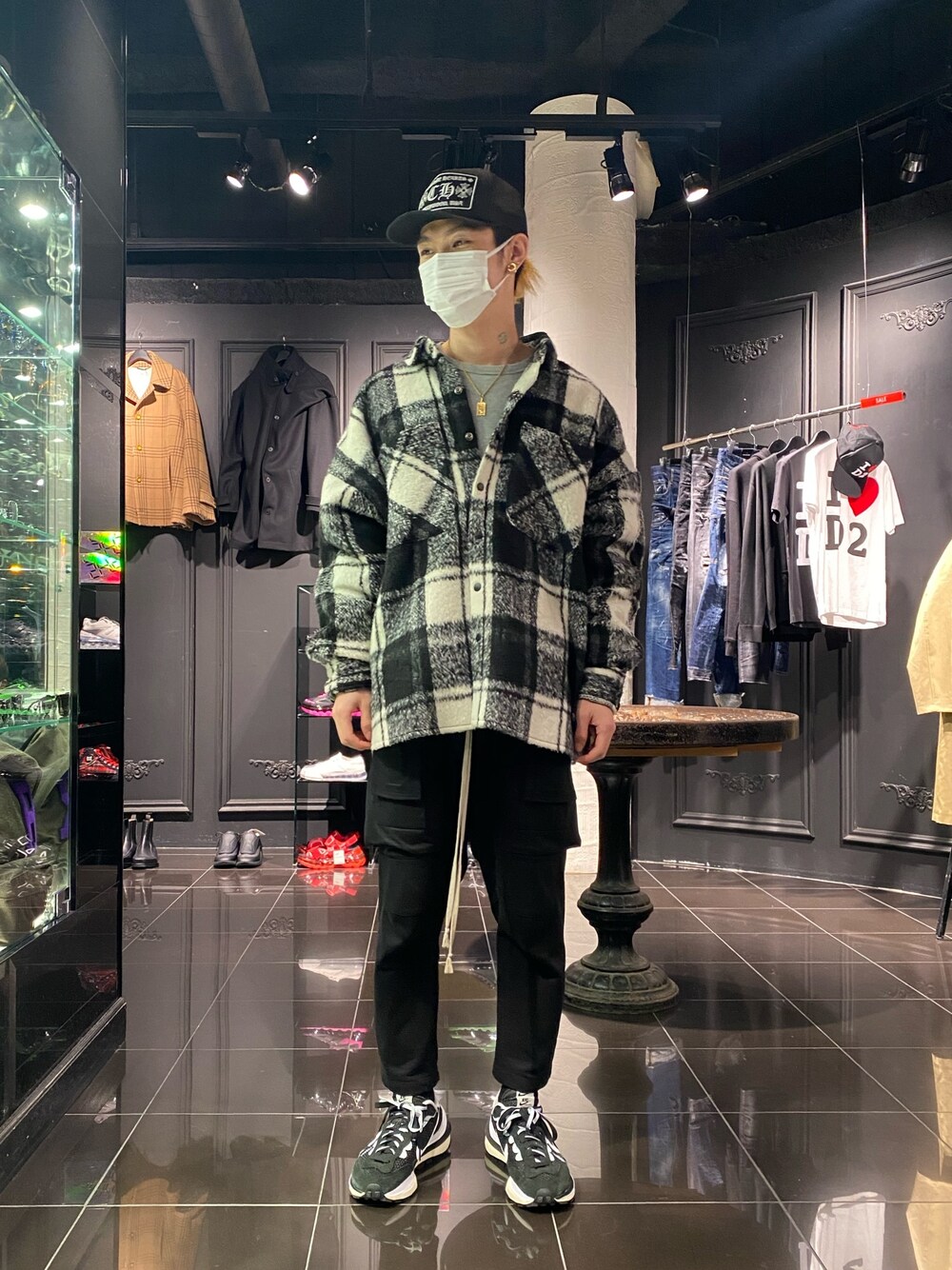 「スウェットパンツ、NIKE、sacai、drkshdw、オーバーサイズ、Danke schon、カーゴパンツ、RICK OWENS、オーバーシャツ、DRKSHDW by Rick Owens」｜「DRKSHDW by RICK OWENSのアイテム（カーゴパンツ、ブラック系）」を使った、𝐊𝐚𝐢𝐭𝐨さん（メンズ・180cm）の冬コーディネートの1枚目の写真