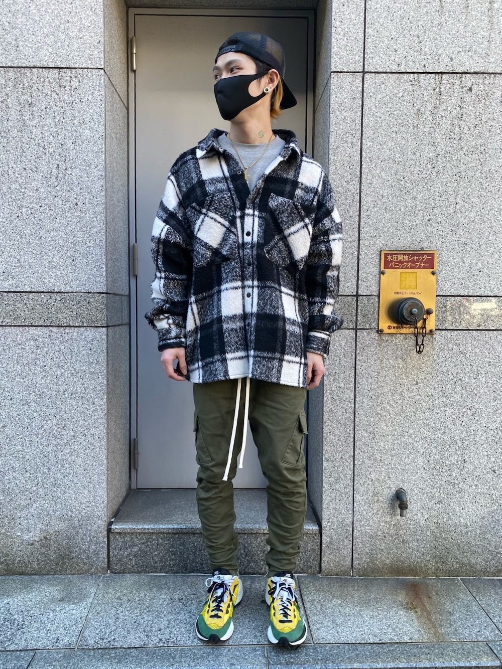 「スニーカー、NIKE、グリーン、ストリート、オーバーサイズ、カーキ、Danke schon、カーゴパンツ、ストリートコーデ、オーバーシャツ」｜「DANKE SCHONのDankeSchon/ダンケシェーン/ウールバックネックボタンシャツ（シャツ/ブラウス、ホワイト系）」を使った、𝐊𝐚𝐢𝐭𝐨さん（メンズ・180cm）の冬コーディネートの1枚目の写真