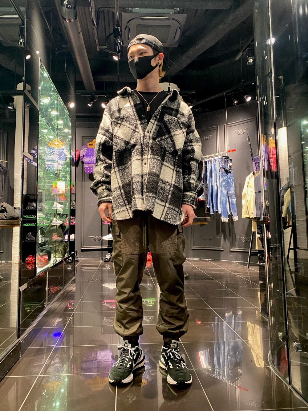 ホワイト系のシャツ/ブラウス、ホワイト系のシャツ/ブラウス、ホワイト系のシャツ/ブラウスを着用したメンズの冬コーディネートの1枚目の写真