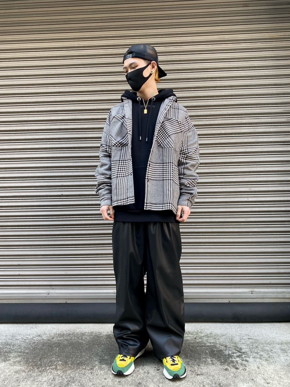 「スニーカー、NIKE、チェックシャツ、sacai、Danke schon、ワイドパンツ、春アウター、フェイクレザーパンツ、オーバーシャツ、PALM ANGELS」｜「DANKE SCHONのDankeSchon/ダンケシェーン/リフレクターシャツ（シャツ/ブラウス、ブラック系）」を使った、𝐊𝐚𝐢𝐭𝐨さん（メンズ・180cm）の冬コーディネートの1枚目の写真