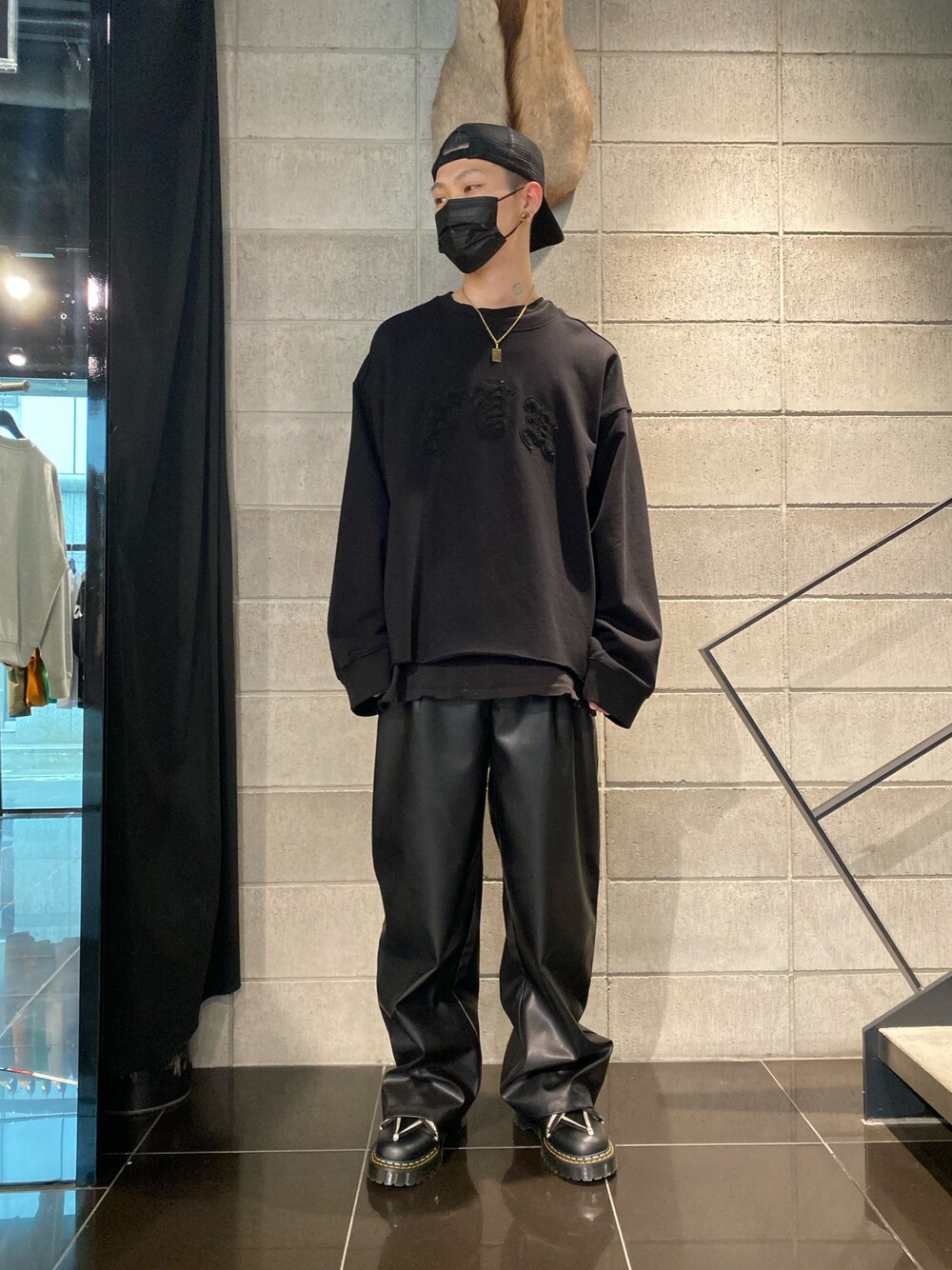 「ブーツ、ブラック、Dr.Martens、レイヤードスタイル、オーバーサイズ、Danke schon、ワイドパンツ、革靴、春コーデ、ゆるコーデ」｜「DANKE SCHONのDankeSchon/ダンケシェーン/ワッペンスウェット（スウェット、ブラック系）」を使った、𝐊𝐚𝐢𝐭𝐨さん（メンズ・180cm）の春コーディネートの1枚目の写真