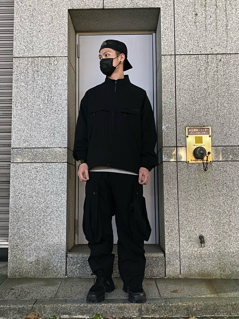 「スニーカー、スニーカーコーデ、カーゴパンツ、ワイドパンツ、ナイロンジャケット、JUUN.J、JULIUS、ストリートファッション、WHITELAND BLACKBURN、whiteland」｜「WHITELANDのWHITELAND/ホワイトランド/WORK TRACK JKT/ワークトラックジャケット（ブルゾン、ブラック系）」を使った、𝐊𝐚𝐢𝐭𝐨さん（メンズ・180cm）の春コーディネートの1枚目の写真