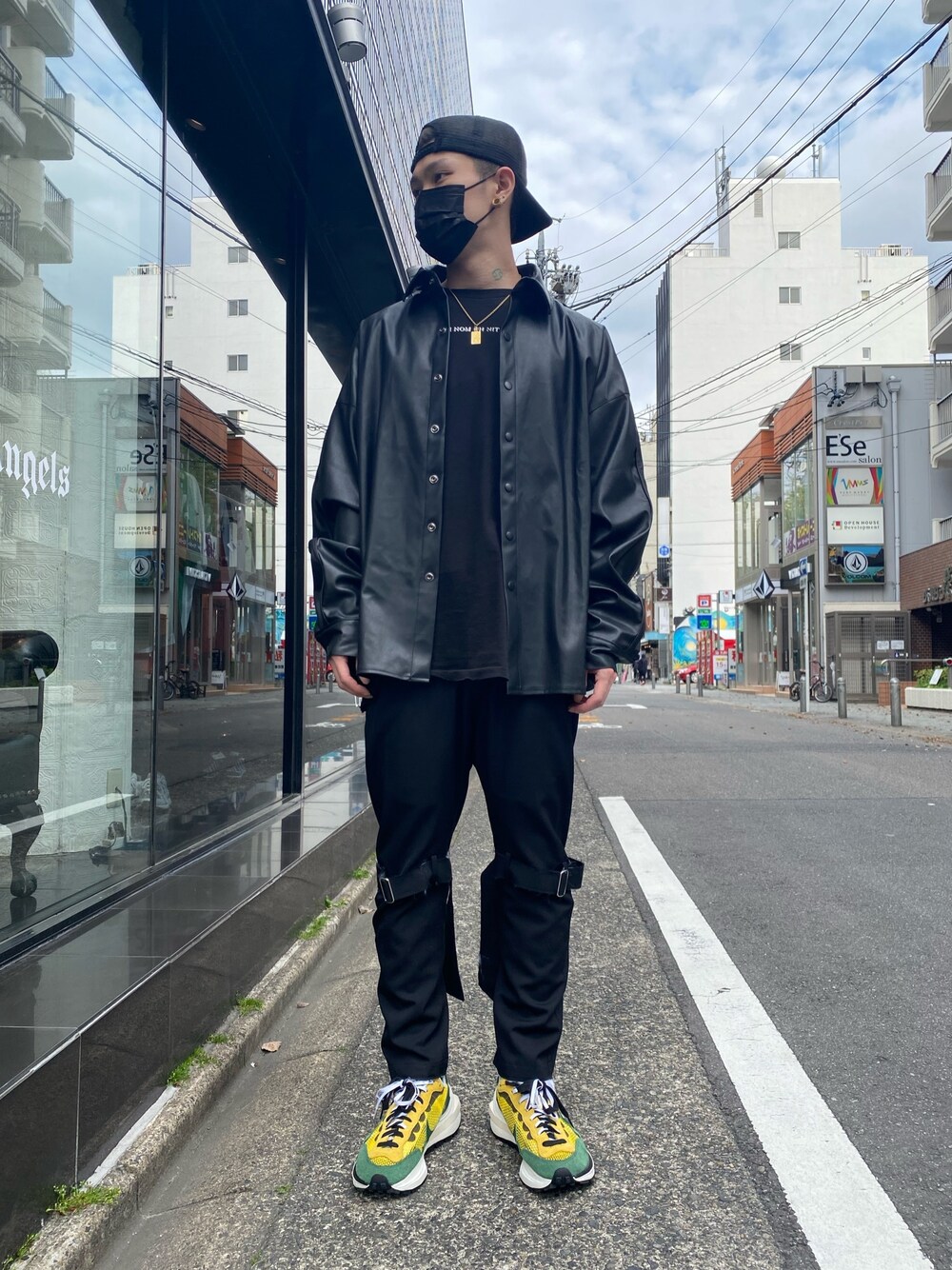 「スニーカー、ブラック、スラックス、Danke schon、春コーデ、シャツスタイル、シャツコーデ、sulvam、スラックス×スニーカー、はるコーデ」｜「DANKE SCHONのDankeSchon/ダンケシェーン/PUレザーシャツ（シャツ/ブラウス、ブラック系）」を使った、𝐊𝐚𝐢𝐭𝐨さん（メンズ・180cm）の春コーディネートの1枚目の写真