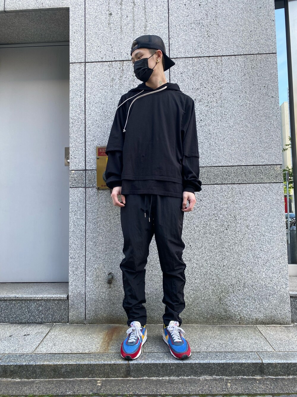 「drkshdw、DRKSHDW by Rick Owens、Danke schon、NIKE、sacai、モードストリート、春コーデ、ロンT、ナイロンパンツ、スニーカー」｜「DRKSHDW by RICK OWENSのアイテム（パーカー、ブラック系）」を使った、𝐊𝐚𝐢𝐭𝐨さん（メンズ・180cm）の春コーディネートの1枚目の写真