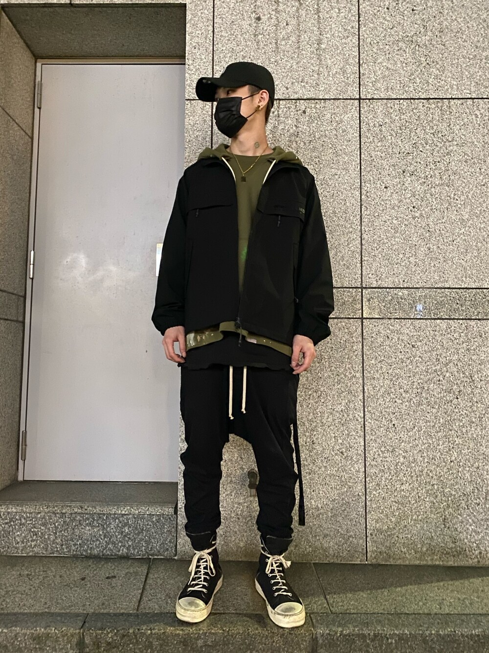 「whiteland、PALM ANGELS、11by boris bidjan saberi、drkshdw、DRKSHDW by Rick Owens、カーキ、ブラック、春コーデ、はるコーデ、ナイロンジャケット」｜「WHITELANDのWHITELAND/ホワイトランド/WORK TRACK JKT/ワークトラックジャケット（ブルゾン、ブラック系）」を使った、𝐊𝐚𝐢𝐭𝐨さん（メンズ・180cm）の春コーディネートの1枚目の写真