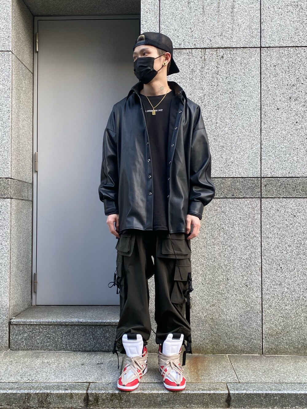 ブラック系のシャツ/ブラウス、グリーン系のカーゴパンツ、ブラック系のシャツ/ブラウスを着用したメンズの春コーディネートの1枚目の写真