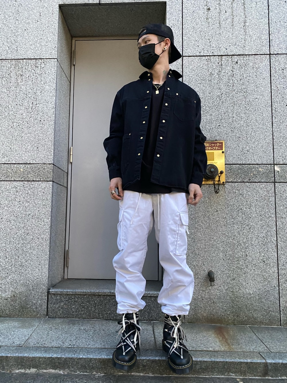 「ブーツ、デニムジャケット、Dr.Martens、Danke schon、カーゴパンツ、RICK OWENS、モノクロ、春コーデ、tom wood、主役はカラーパンツ」｜「TOM WOODのアイテム（デニムジャケット、ブラック系）」を使った、𝐊𝐚𝐢𝐭𝐨さん（メンズ・180cm）の春コーディネートの1枚目の写真
