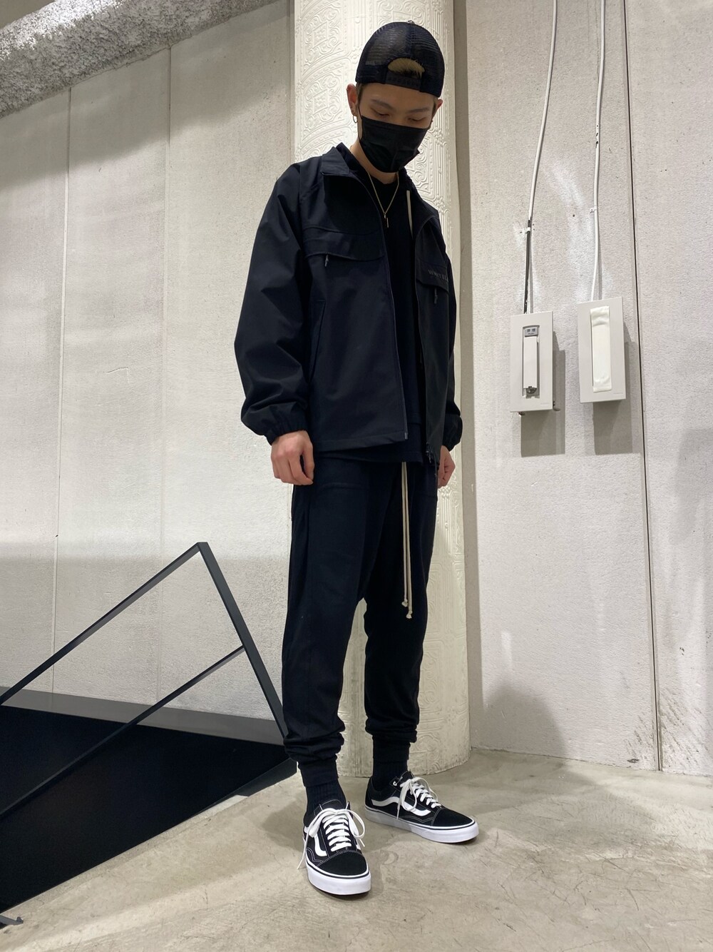 「スニーカー、VANS、ブラック、ブラックコーデ、サルエルパンツ、drkshdw、ナイロンジャケット、春コーデ、DRKSHDW by Rick Owens、whiteland」｜「DRKSHDW by RICK OWENSのアイテム（パーカー、ブラック系）」を使った、𝐊𝐚𝐢𝐭𝐨さん（メンズ・180cm）の春コーディネートの1枚目の写真