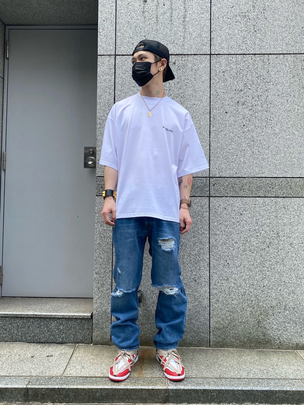 ホワイト系のTシャツ/カットソー、ブルー系のデニムパンツ、ホワイト系のTシャツ/カットソーを着用したメンズの春コーディネートの1枚目の写真
