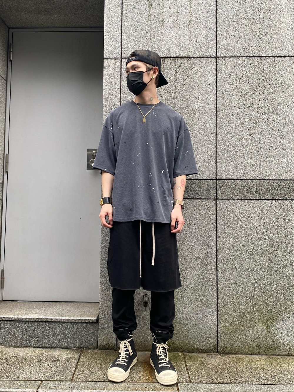 「スウェットパンツ、スニーカー、レイヤードスタイル、オーバーサイズ、Danke schon、ハイカットスニーカー、RICK OWENS、レイヤードパンツ、オーバーサイズＴ、DRKSHDW by Rick Owens」｜「DANKE SCHONのDankeSchon/ダンケシェーン/20天竺ピグメント S/S T-Shirts（Tシャツ/カットソー、グレー系）」を使った、𝐊𝐚𝐢𝐭𝐨さん（メンズ・180cm）の春コーディネートの1枚目の写真