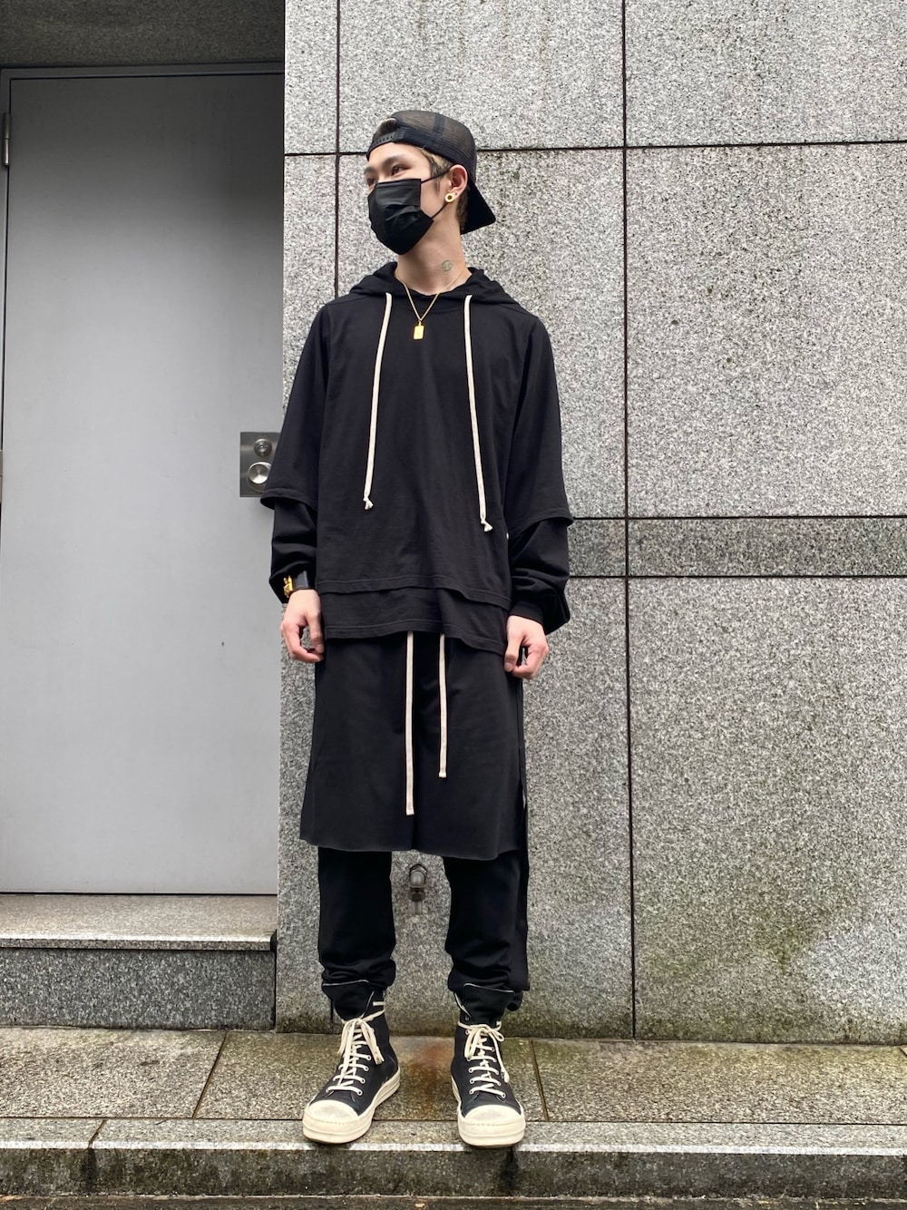 「スウェットパンツ、スニーカー、ブラック、ブラックコーデ、drkshdw、レイヤードスタイル、スニーカーコーデ、RICK OWENS、レイヤードパンツ、DRKSHDW by Rick Owens」｜「DANKE SCHONのDankeSchon/ダンケシェーン/20天竺ピグメントレイヤーパンツ（その他パンツ、ブラック系）」を使った、𝐊𝐚𝐢𝐭𝐨さん（メンズ・180cm）の春コーディネートの1枚目の写真