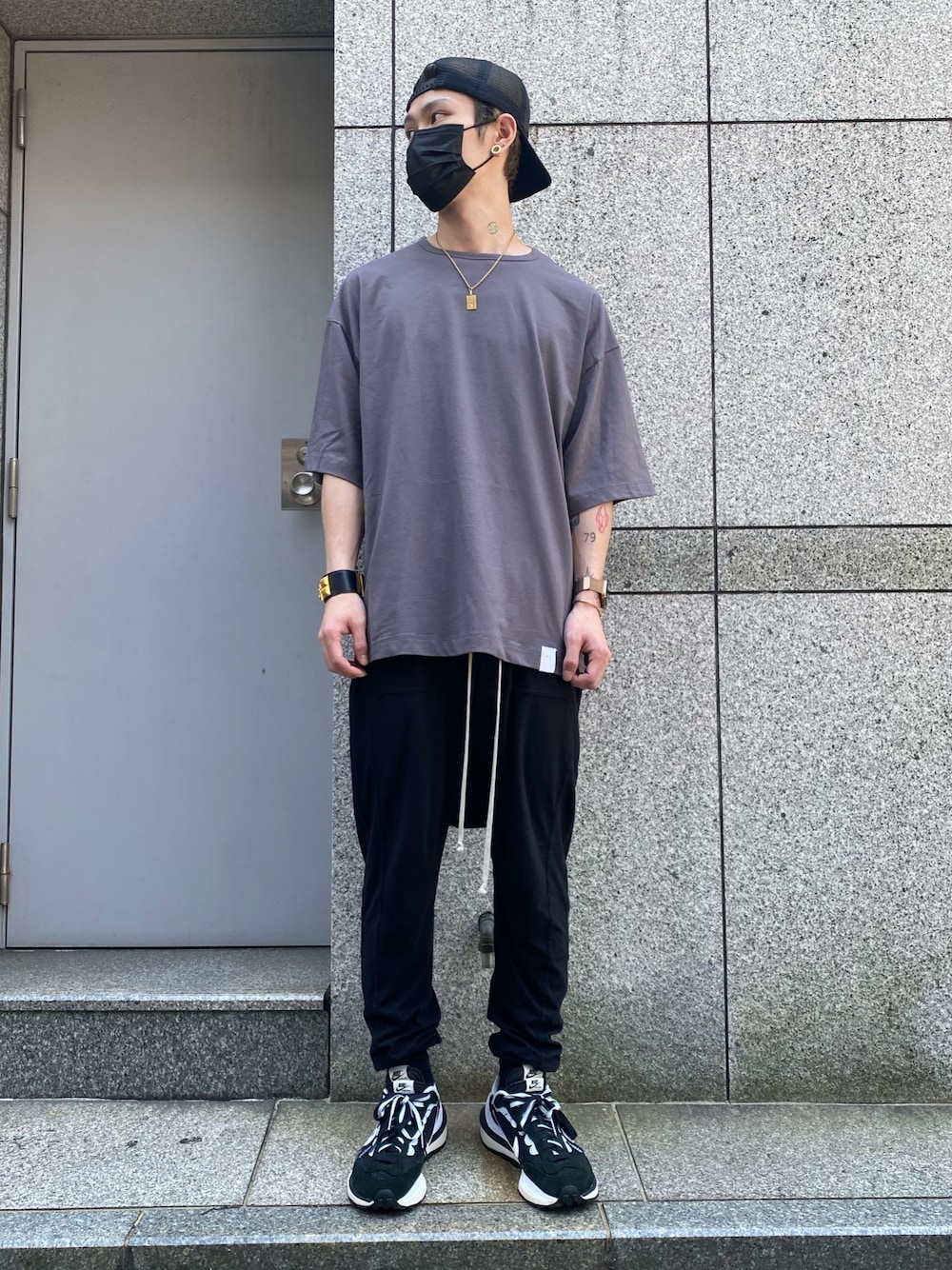 「スウェットパンツ、スニーカー、サルエルパンツ、スニーカーコーデ、シンプルコーデ、夏コーデ、ストリートMIX、グレーTシャツ、whiteland、ホワイトランド」｜「WHITELANDのアイテム（Tシャツ/カットソー、グレー系）」を使った、𝐊𝐚𝐢𝐭𝐨さん（メンズ・180cm）の春コーディネートの1枚目の写真