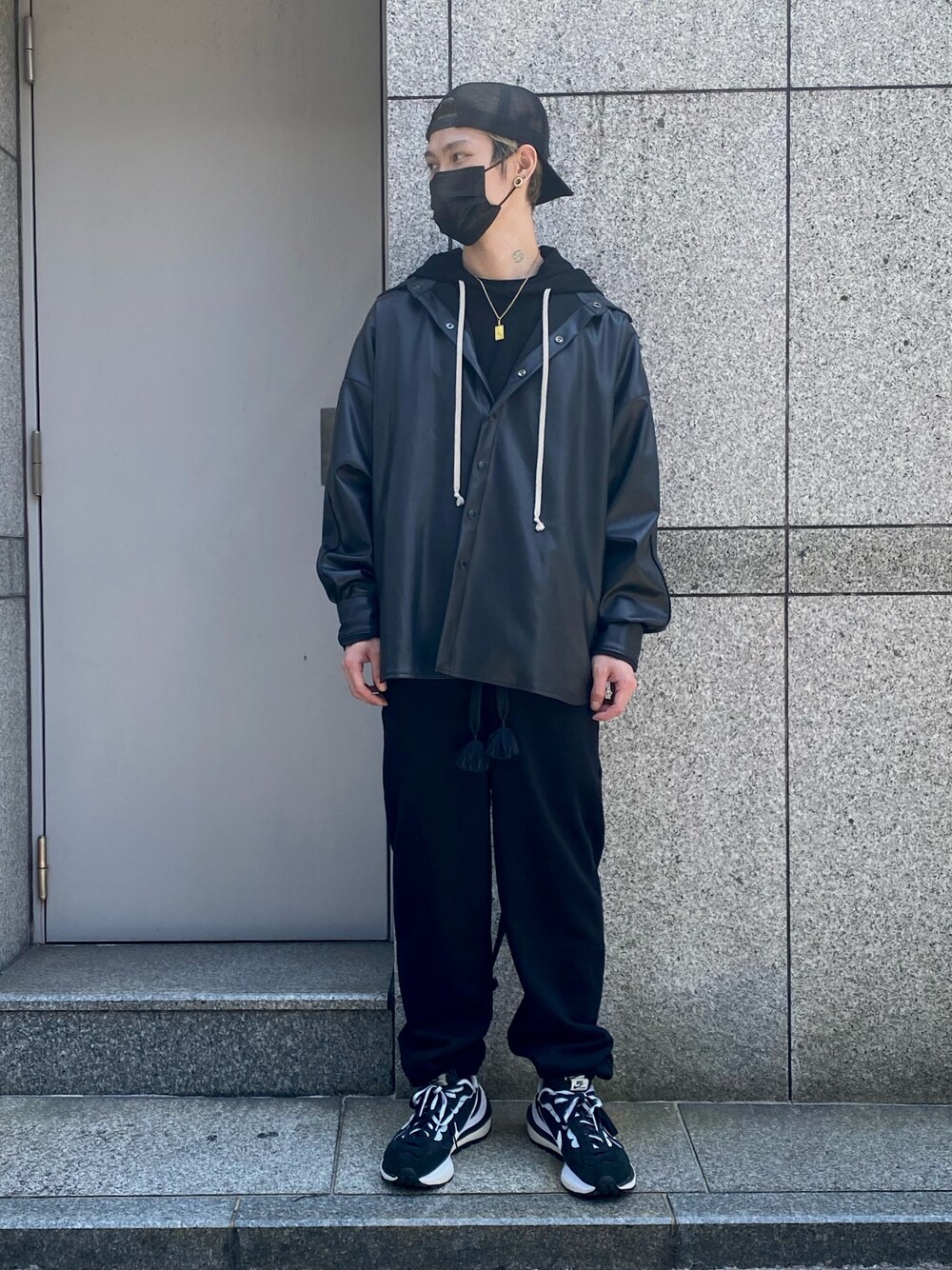 「ストリート、sacai、スニーカーコーデ、Danke schon、ワイドパンツ、シンプルコーデ、春コーデ、モノトーンコーデ、ストリートコーデ、DRKSHDW by Rick Owens」｜「DANKE SCHONのDankeSchon/ダンケシェーン/PUレザーシャツ（シャツ/ブラウス、ブラック系）」を使った、𝐊𝐚𝐢𝐭𝐨さん（メンズ・180cm）の春コーディネートの1枚目の写真