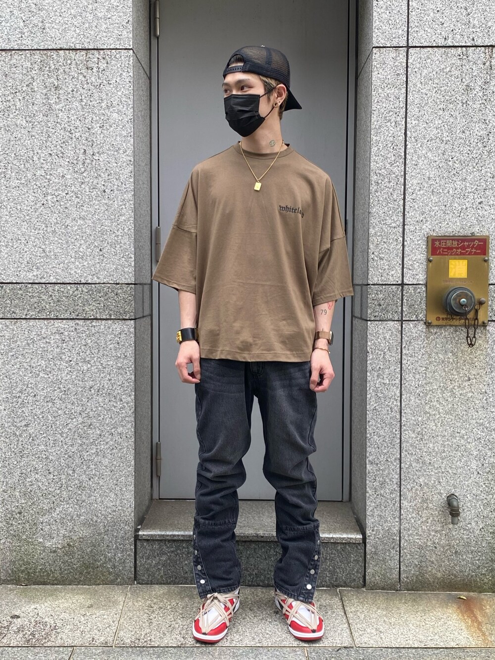 「スニーカー、夏、オーバーサイズ、カーキ、スニーカーコーデ、Danke schon、ブラウン、デニムパンツ、ビッグT、WHITELAND BLACKBURN」｜「WHITELANDのWHITELAND/ホワイトランド/ロゴワイドTシャツ（Tシャツ/カットソー、グリーン系）」を使った、𝐊𝐚𝐢𝐭𝐨さん（メンズ・180cm）の夏コーディネートの1枚目の写真