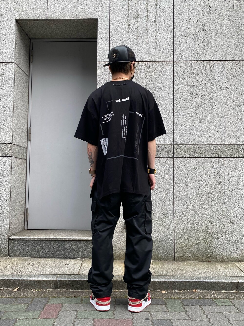 「スニーカー、ビッグシルエット、ブラック、ブラックコーデ、ストリート、スニーカーコーデ、Danke schon、カーゴパンツ、ワイドパンツ、ストリートコーデ」｜「DANKE SCHONのDankeSchon/ダンケシェーン/リフレクトチェーン半袖Tシャツ（Tシャツ/カットソー、ブラック系）」を使った、𝐊𝐚𝐢𝐭𝐨さん（メンズ・180cm）の夏コーディネートの1枚目の写真