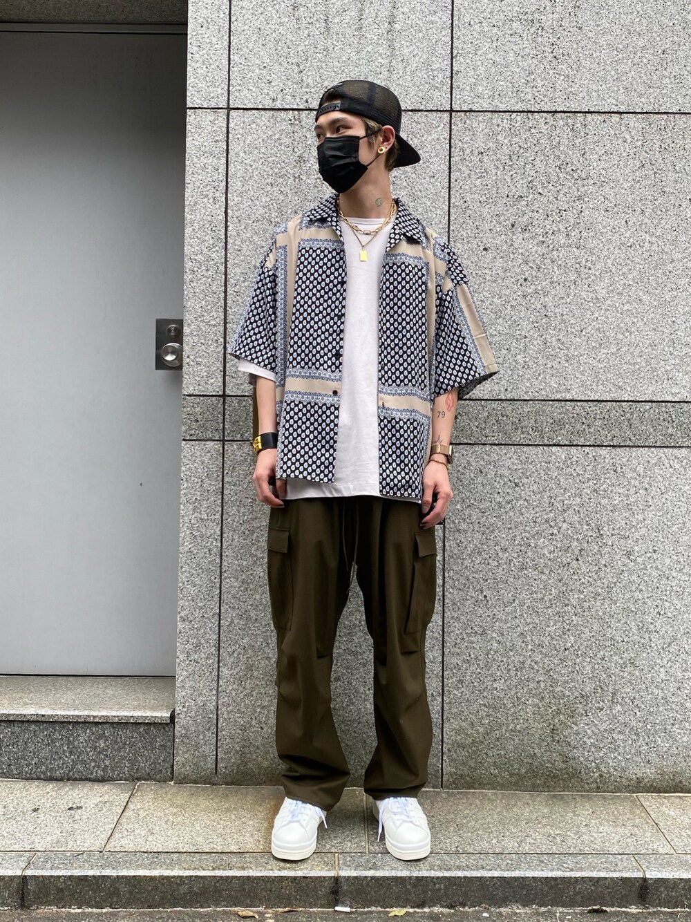 「スニーカー、オーバーサイズ、スニーカーコーデ、Danke schon、カーゴパンツ、Y-3、カーキパンツ、シャツスタイル、WHITELAND BLACKBURN、whiteland」｜「WHITELANDのWHITELAND/ホワイトランド/ビックTシャツ/BIGI TEE（Tシャツ/カットソー、グレー系）」を使った、𝐊𝐚𝐢𝐭𝐨さん（メンズ・180cm）の夏コーディネートの1枚目の写真