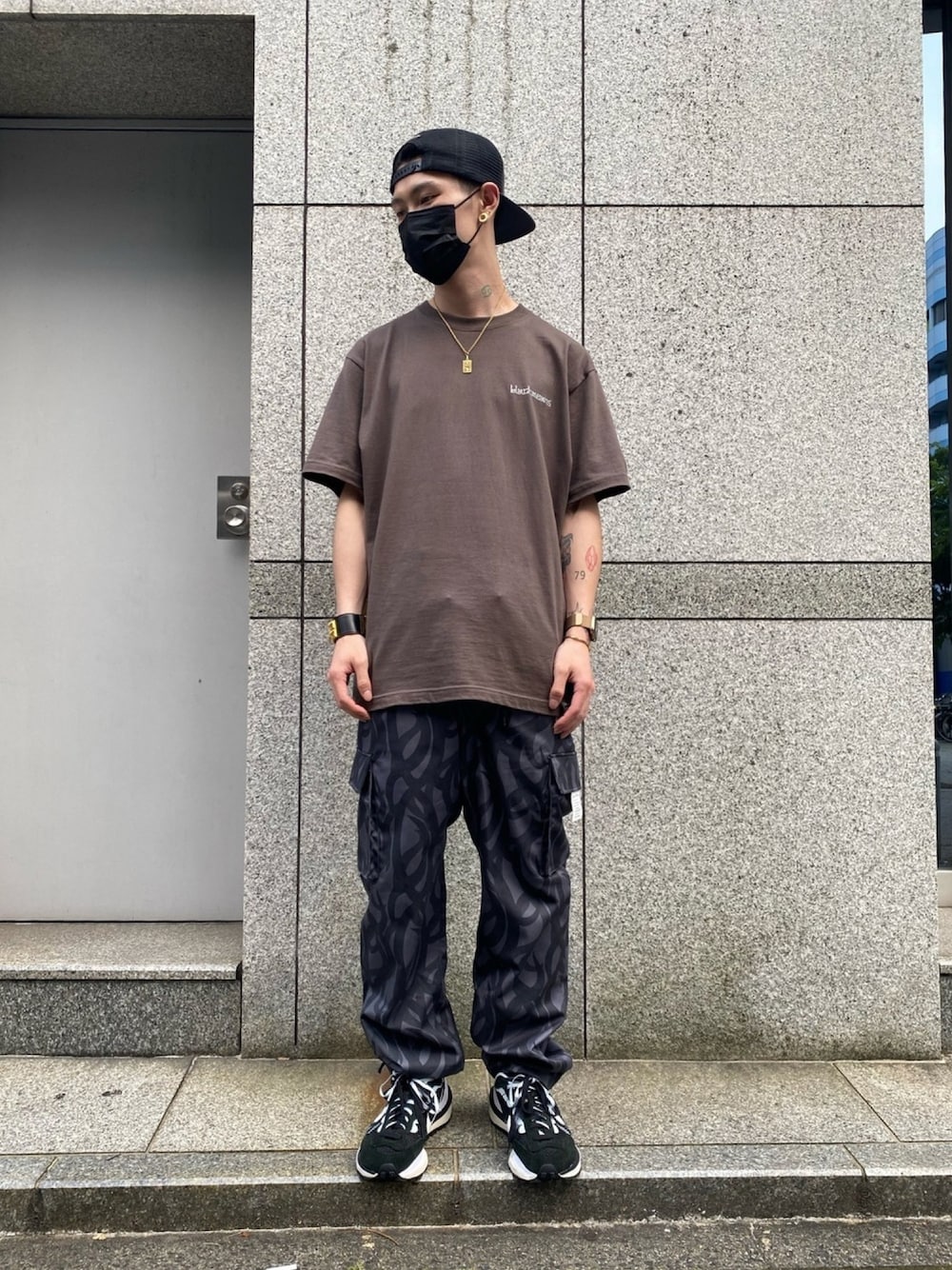 「スニーカー、キャップ、ストリート、Danke schon、カーゴパンツ、blackmeans、トライバル、キャップ後ろかぶり、グレーTシャツ、ワイトパンツ」｜「blackmeansのアイテム（Tシャツ/カットソー、グレー系）」を使った、𝐊𝐚𝐢𝐭𝐨さん（メンズ・180cm）の夏コーディネートの1枚目の写真
