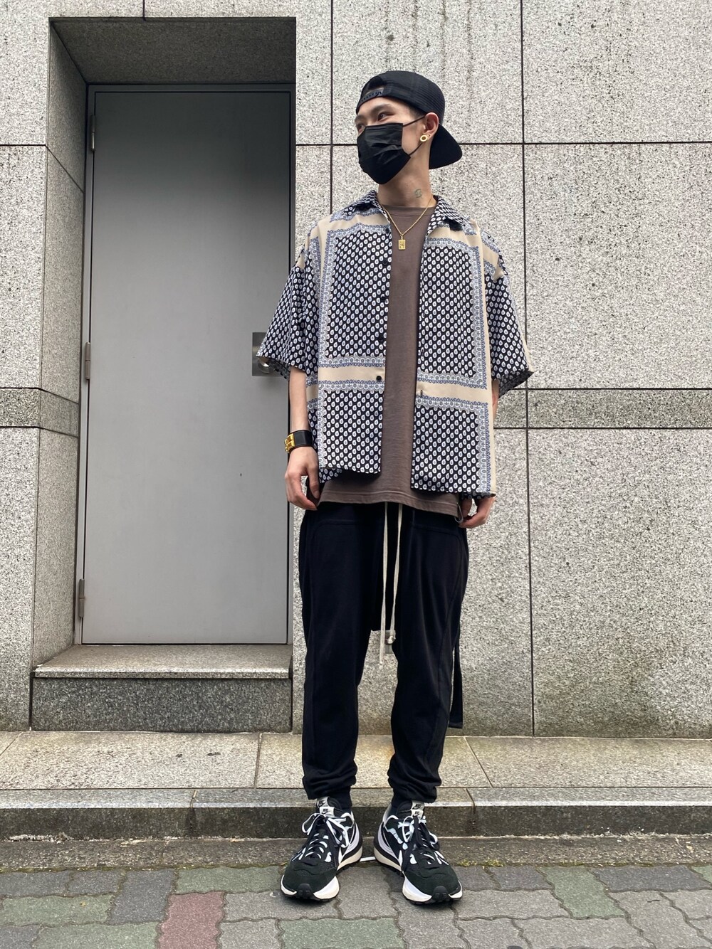 「スニーカー、柄シャツ、サルエルパンツ、drkshdw、スニーカーコーデ、Danke schon、RICK OWENS、blackmeans、開襟シャツ、DRKSHDW by Rick Owens」｜「DANKE SCHONのDankeSchon/ダンケシェーン/パネルペイズリー半袖シャツ（シャツ/ブラウス、ブラック系）」を使った、𝐊𝐚𝐢𝐭𝐨さん（メンズ・180cm）の夏コーディネートの1枚目の写真