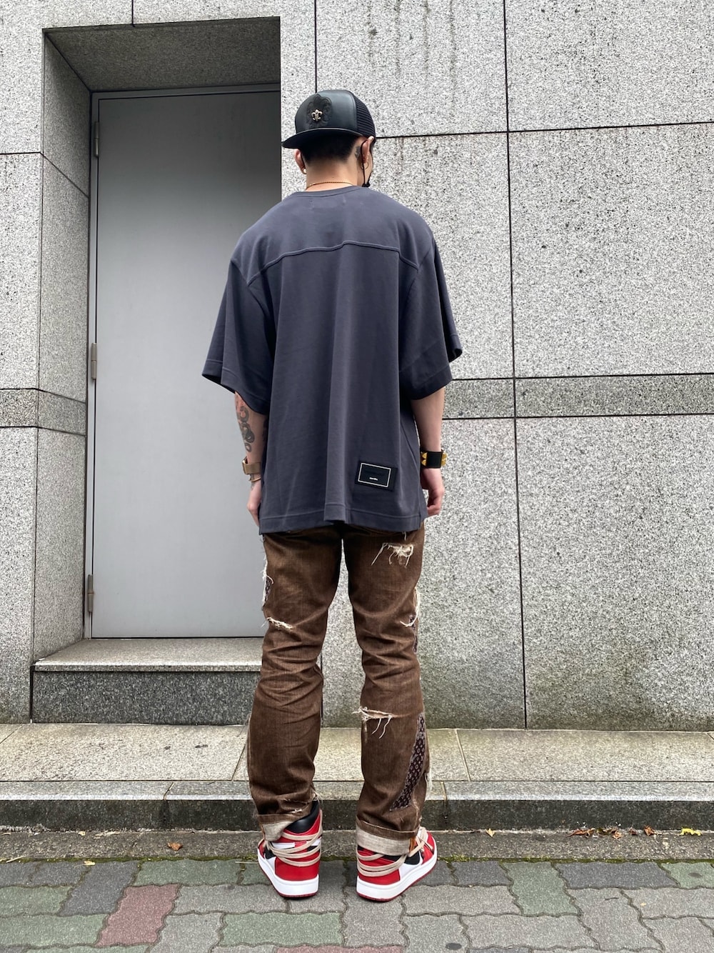 「スニーカー、ストリート、オーバーサイズ、スニーカーコーデ、Danke schon、デニムパンツ、ストリートファッション、ストリートコーデ、グレーTシャツ、オーバーサイズＴ」｜「WHITELANDのWHITELAND/ホワイトランド/タグTシャツ（Tシャツ/カットソー、ブラック系）」を使った、𝐊𝐚𝐢𝐭𝐨さん（メンズ・180cm）の夏コーディネートの1枚目の写真