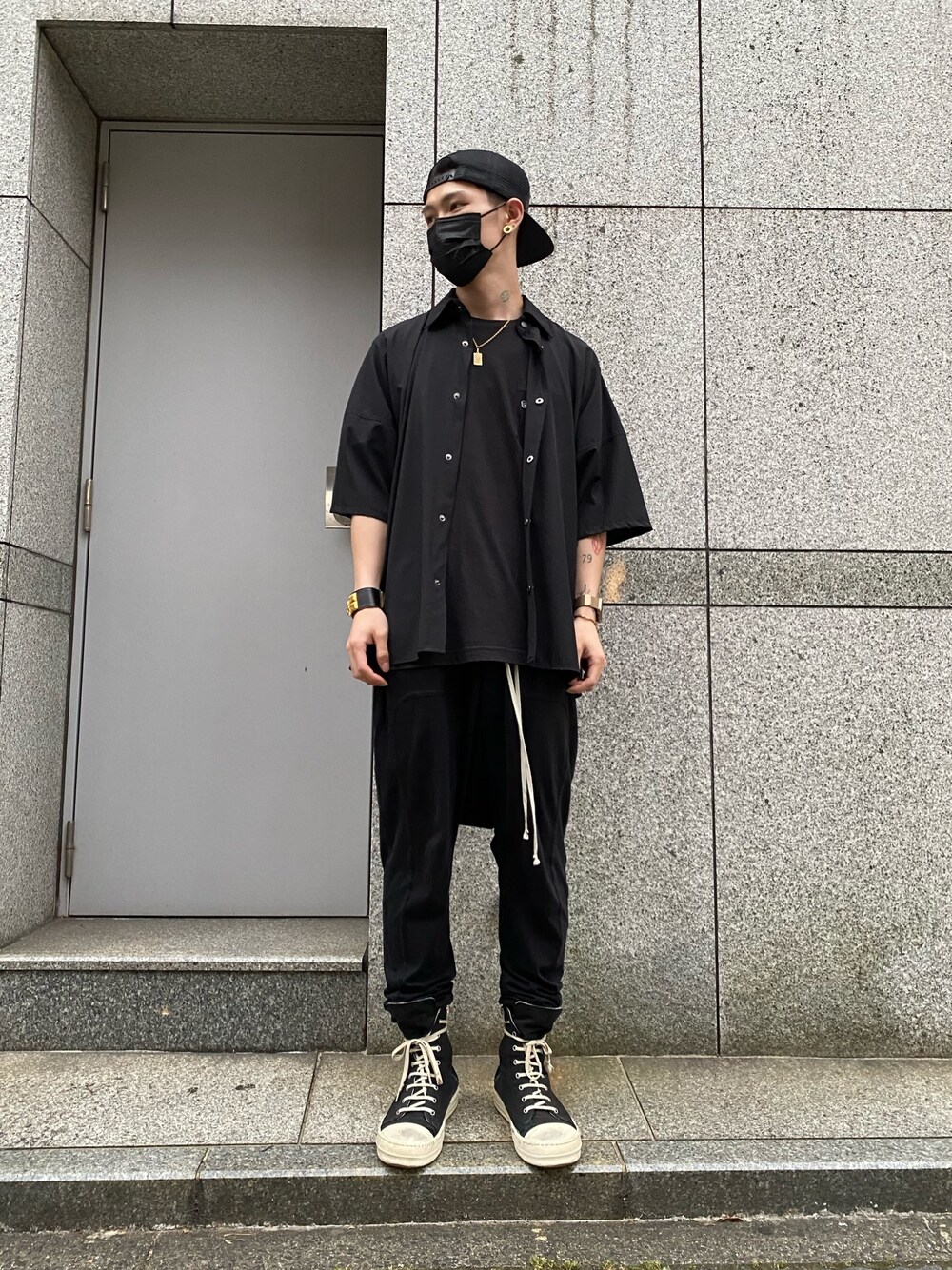「スウェットパンツ、ブラック、ブラックコーデ、サルエルパンツ、drkshdw、スニーカーコーデ、Danke schon、RICK OWENS、ストリートMIX、DRKSHDW by Rick Owens」｜「DANKE SCHONのDankeSchon/ダンケシェーン/撥水ストレッチナイロンショートスリーブシャツ（シャツ/ブラウス、ブラック系）」を使った、𝐊𝐚𝐢𝐭𝐨さん（メンズ・180cm）の夏コーディネートの1枚目の写真